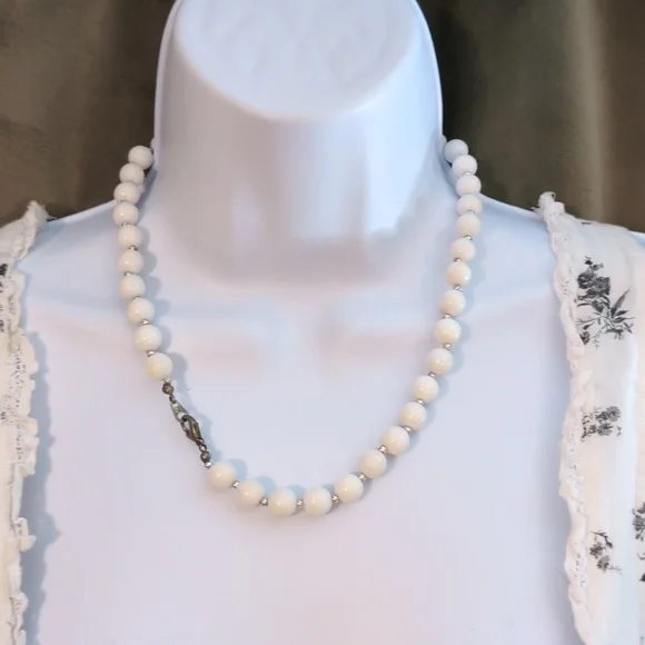 Timeless White Beaded Necklace with Vintage Elegance - Picture 7 of 7